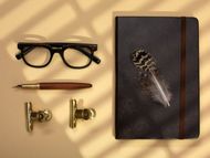 Dark Academia accessories (image via Freepik)